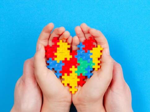 Justiça do Trabalho reduz jornada de empregada pública para cuidar de neto com TEA