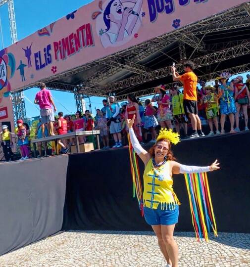 Paixão pelo carnaval: Astrid Britto canta no coral do bloco Sargento Pimenta