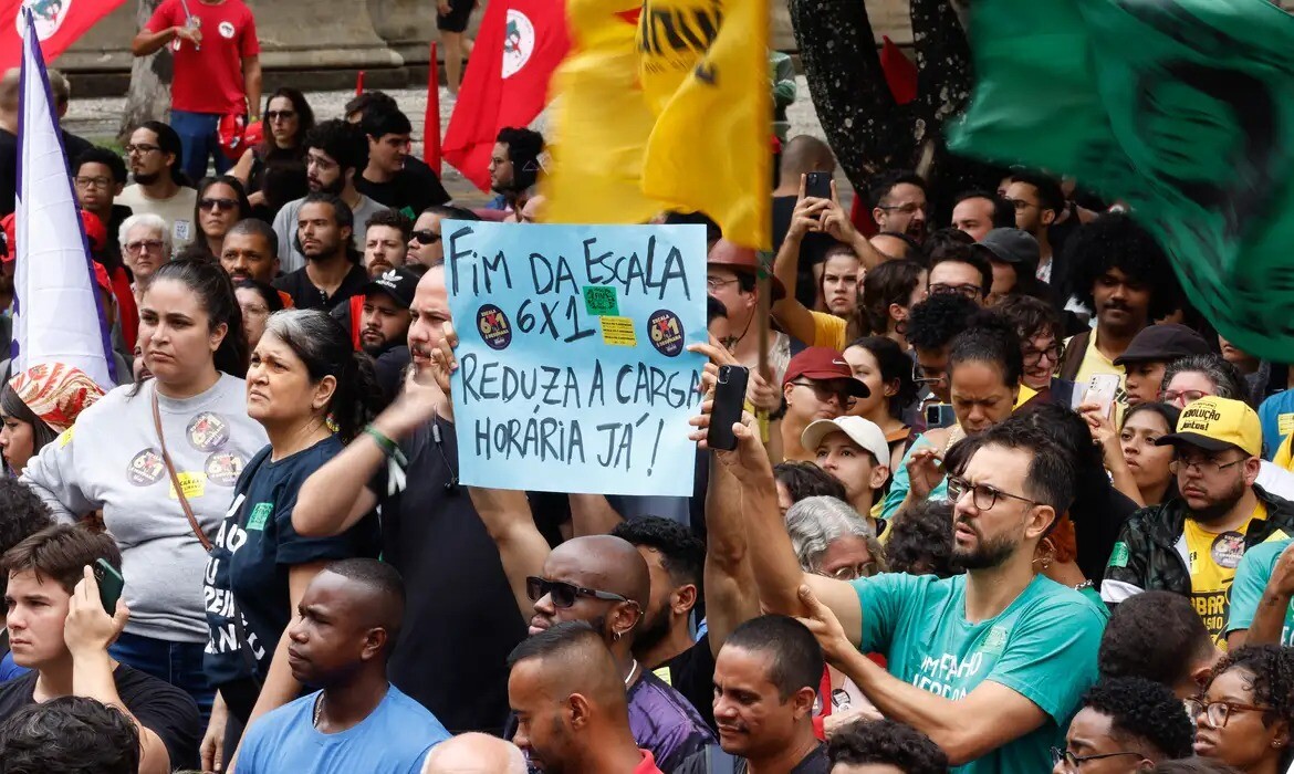 Fim da escala 6x1 avança após aval da CCJ da Câmara dos Deputados