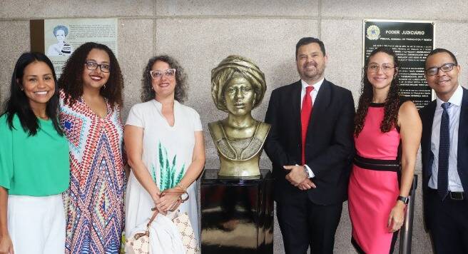 TRT-1 inaugura busto de Esperança Garcia e rebatiza prédio das varas do Trabalho