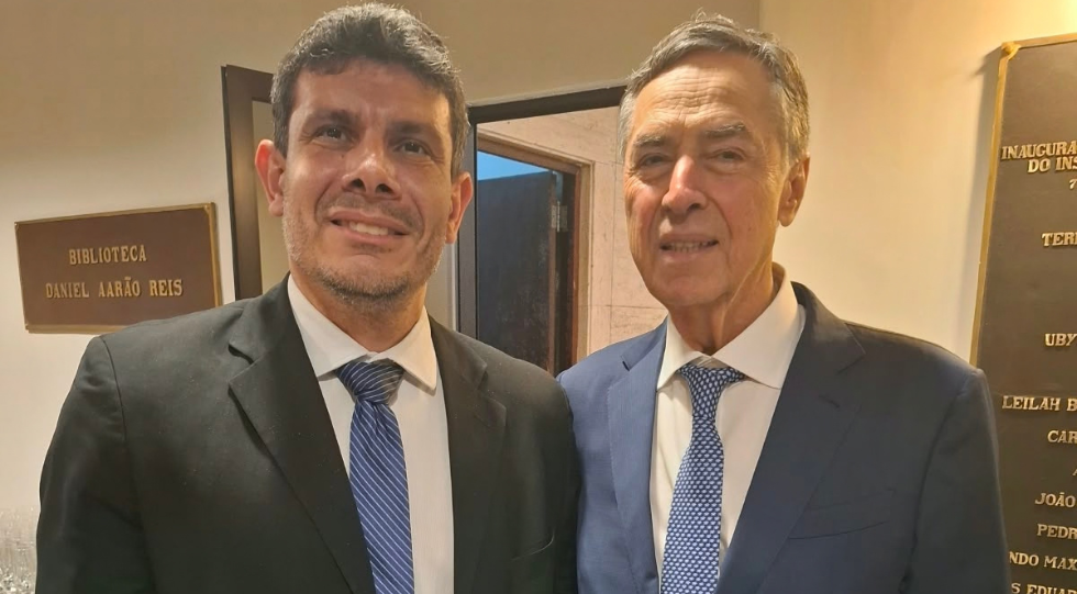 Presidente da AMATRA1 prestigia lançamento de livro em homenagem a Luís Roberto Barroso
