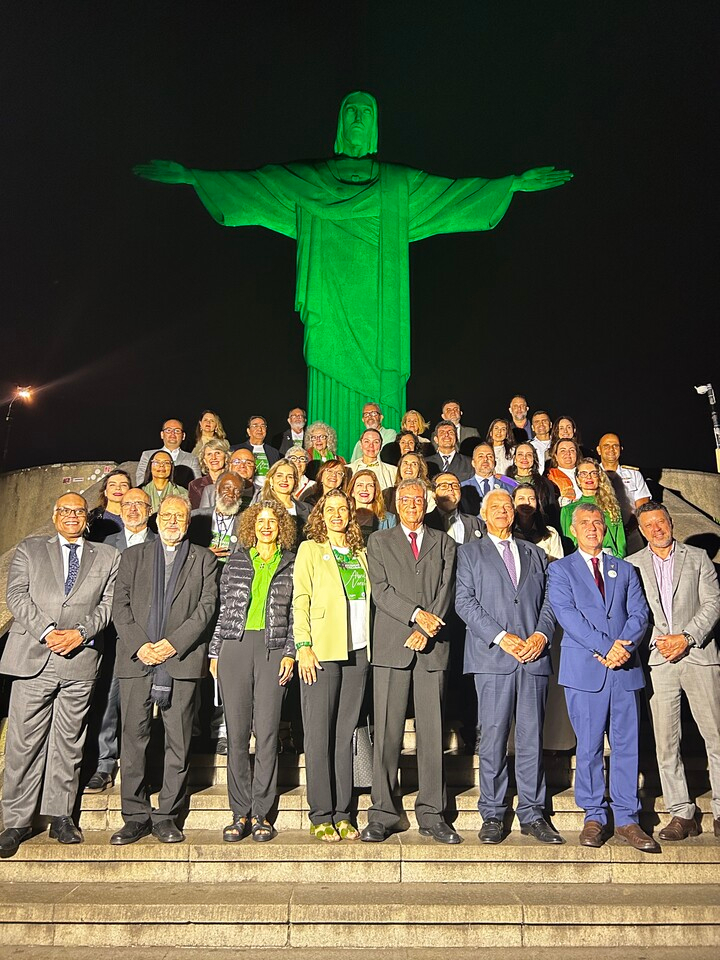 Cristo Redentor iluminado lembra vítimas de acidentes de trabalho no Abril Verde