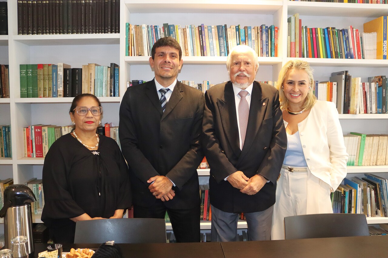 AMATRA1 debate pejotização e competência trabalhista com nova diretoria da ACAT