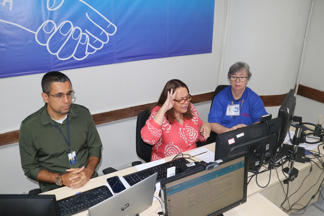 Juíza Luciana Neves realiza primeira audiência integralmente em libras no TRT-1