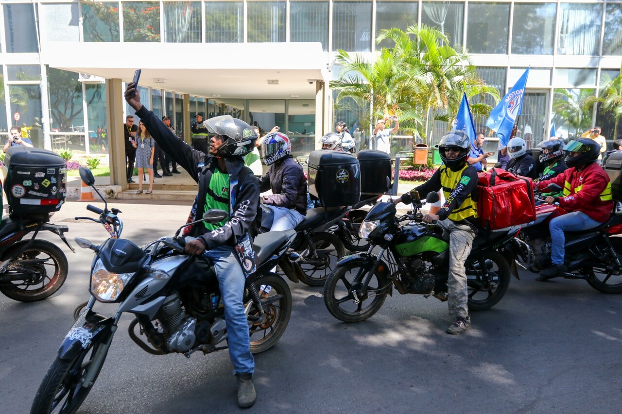 Adicional de periculosidade para motociclistas independe de regulamentação prévia, decide TST