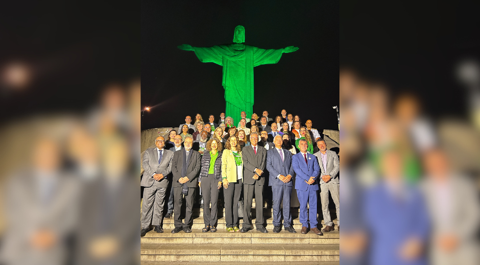 Cristo Redentor iluminado lembra vítimas de acidentes de trabalho no Abril Verde