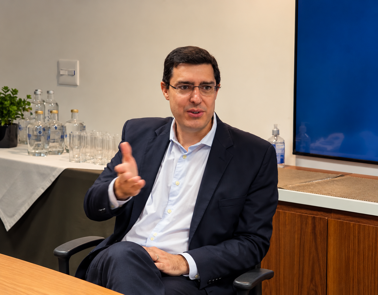 Reunião Corporativa com Gestos de Explicação