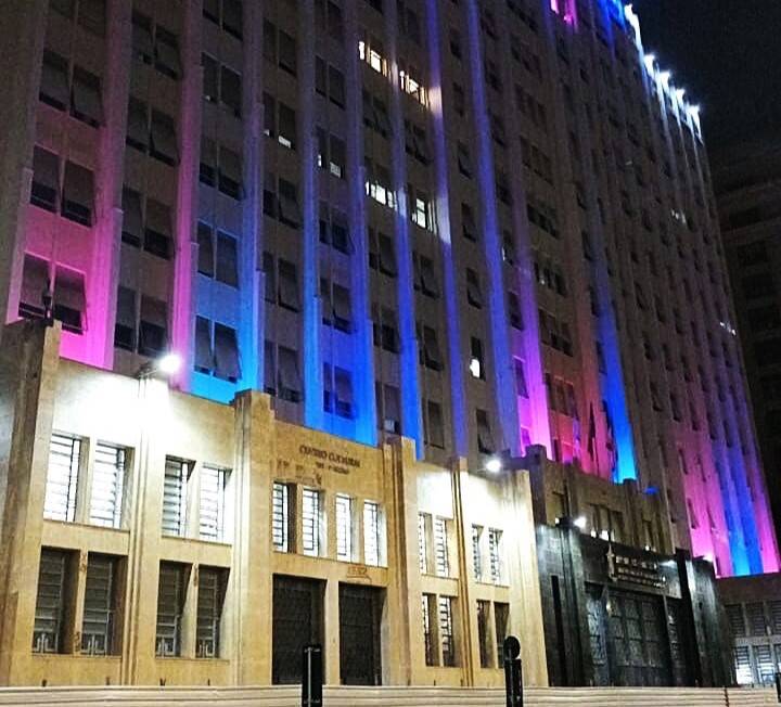 TRT-1 é iluminado com as cores da bandeira trans
