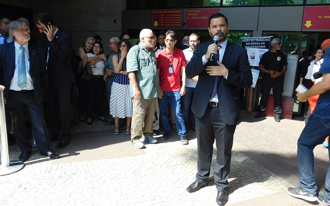 Em ato, Ronaldo Callado critica proposta de criação da Carteira de Trabalho Verde e Amarela