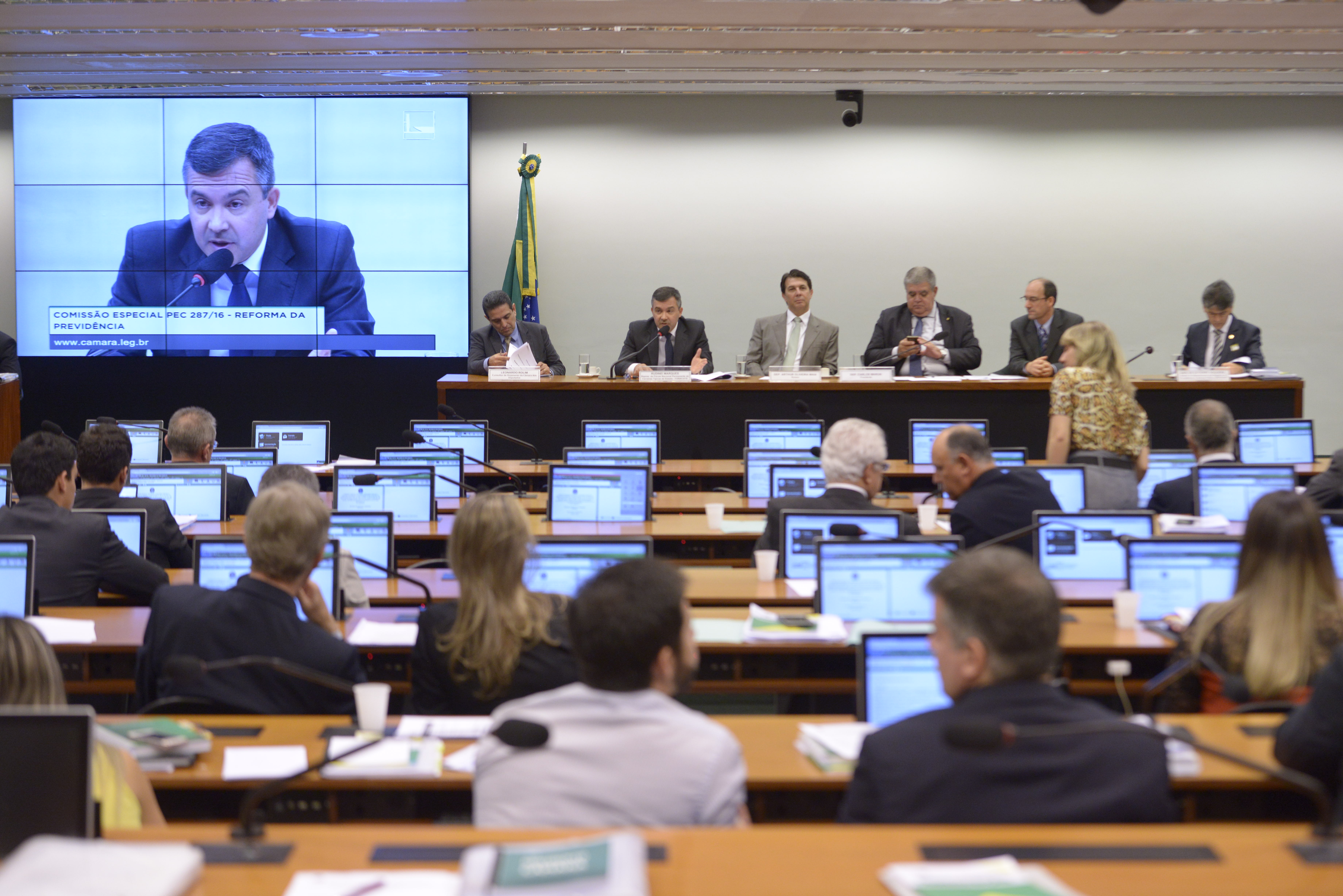 Frentas protocola emenda sobre Regime de Previdência Complementar