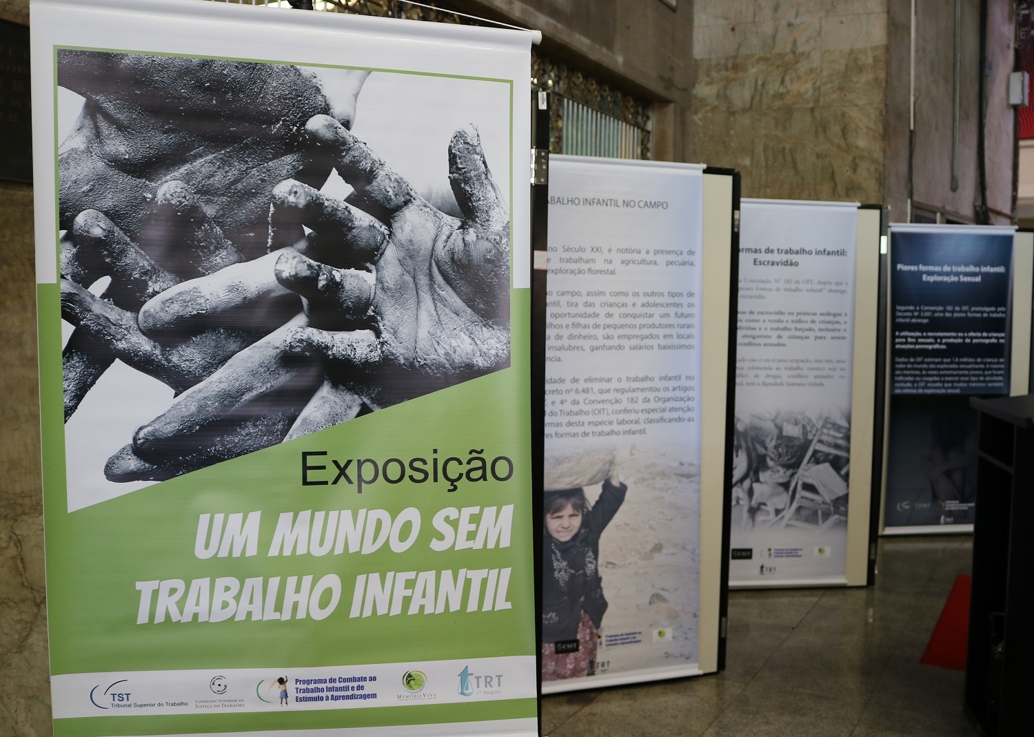 Mostra sobre trabalho infantil é aberta ao público na Central do Brasil