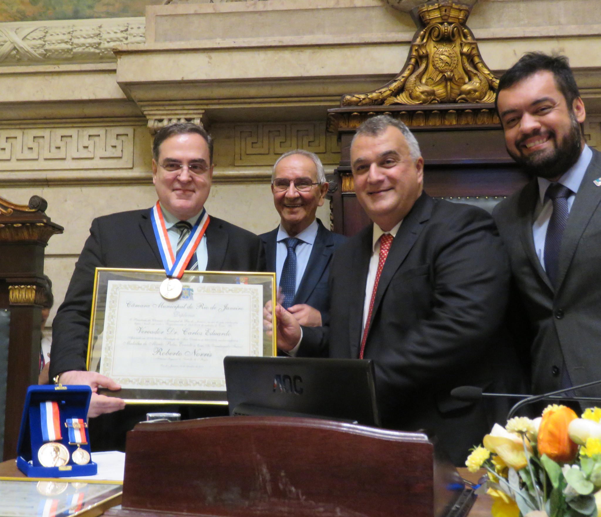 Desembargador Roberto Norris recebe a Medalha de Mérito Pedro Ernesto