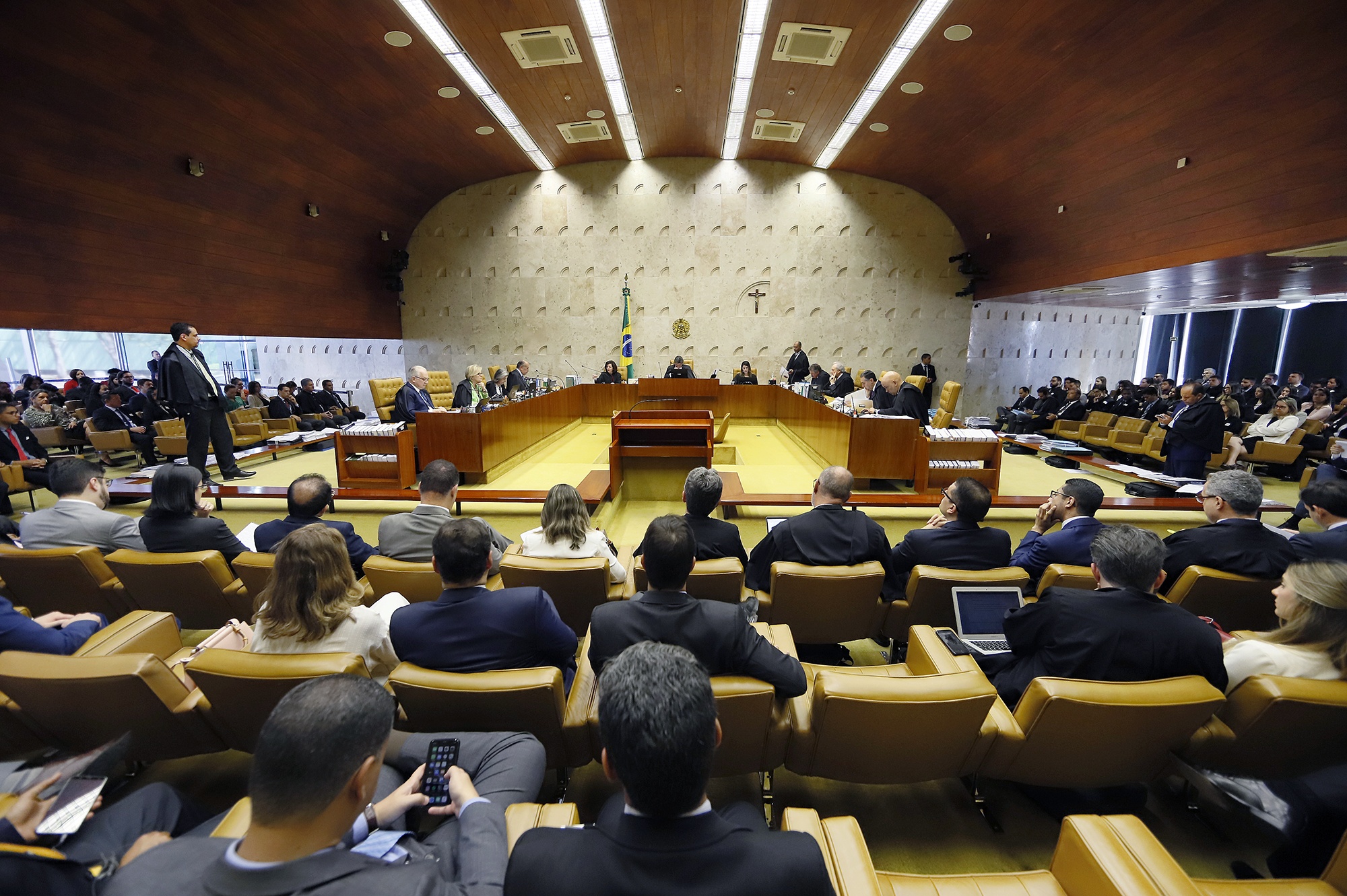 Empresa deve indenizar empregado por acidente em atividade de risco, diz STF