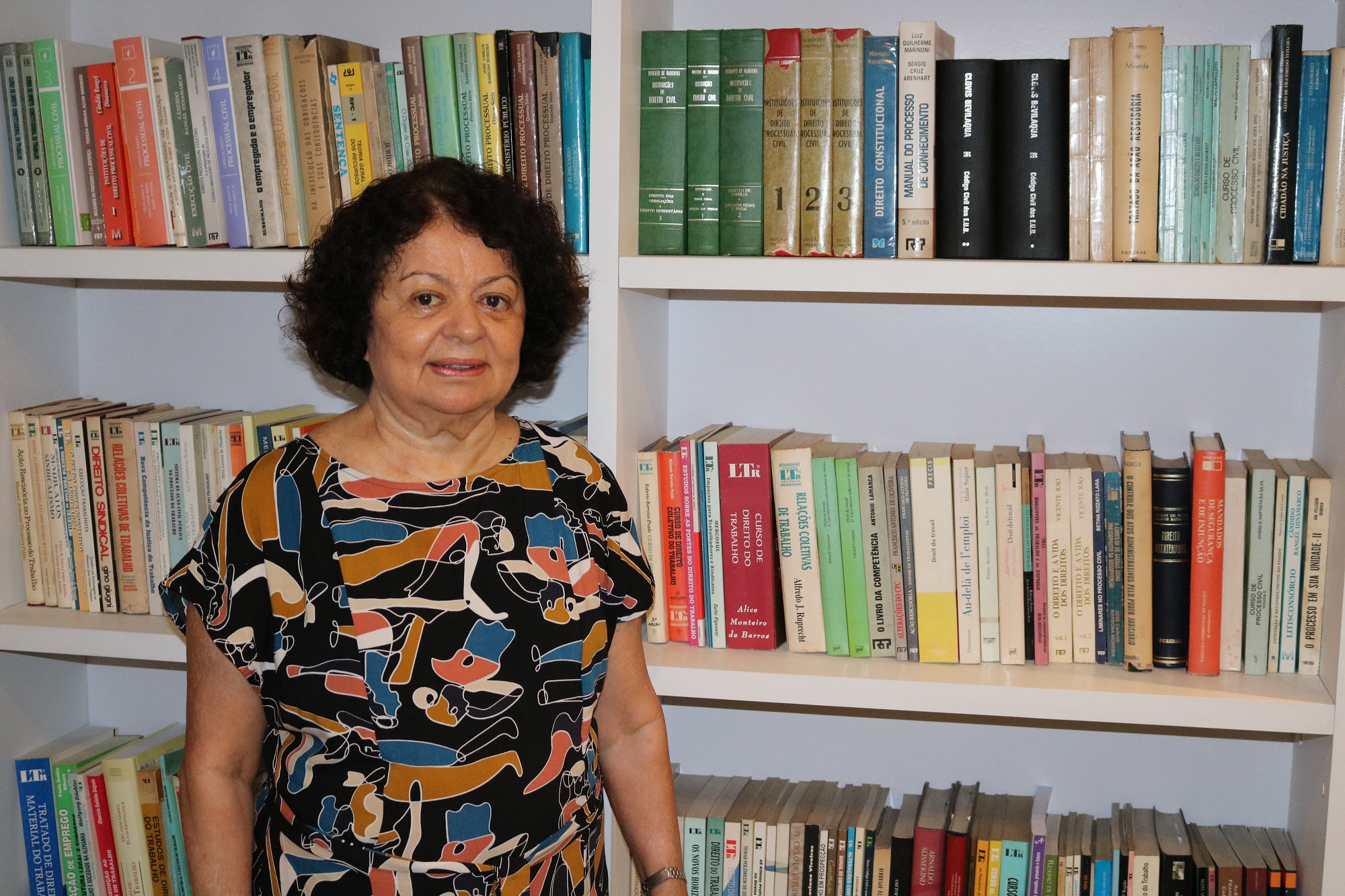 Juíza Rosilda Lacerda Rocha doa biblioteca jurídica à AMATRA1