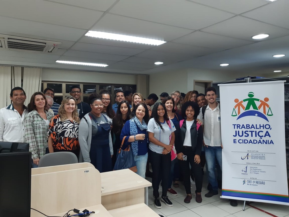 TJC promove visita de alunos à 1ª Vara do Trabalho de Cabo Frio