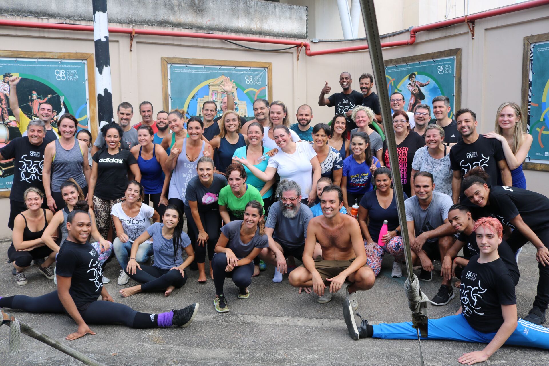 Magistrados fazem acrobacias e equilibrismo em oficina no circo