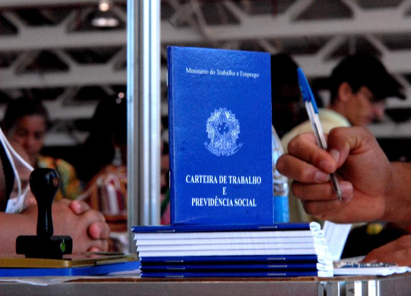 Em pandemia, 200 mil trabalhadores ainda aguardam seguro-desemprego