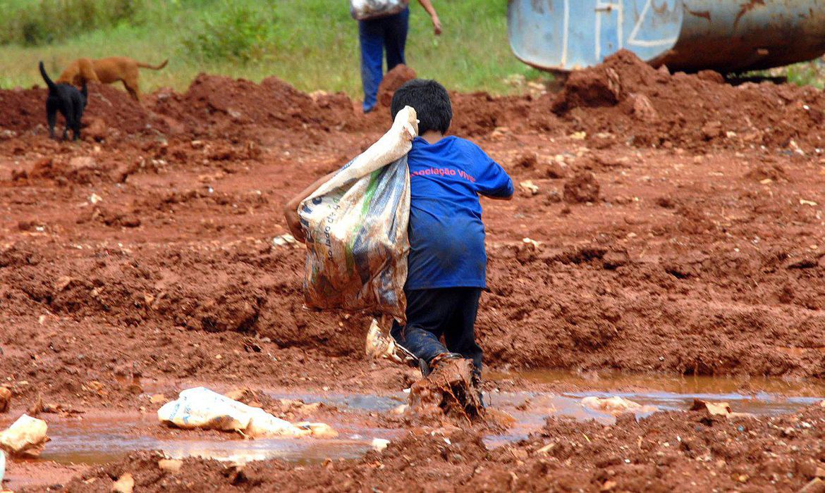 Menino de 12 anos é encontrado em situação de trabalho infantil, em fazenda