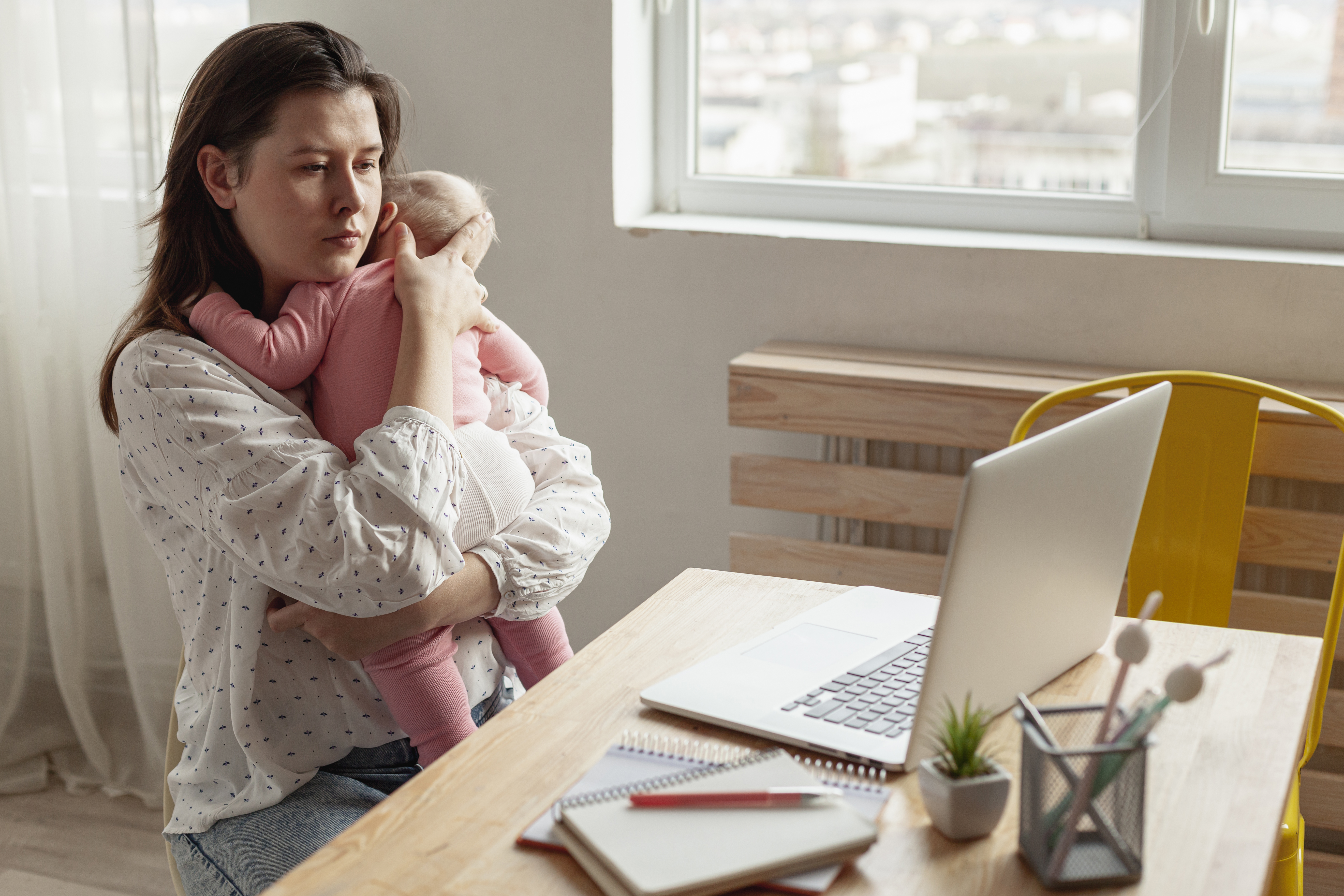 Mães têm mais dificuldade de se manter no mercado de trabalho