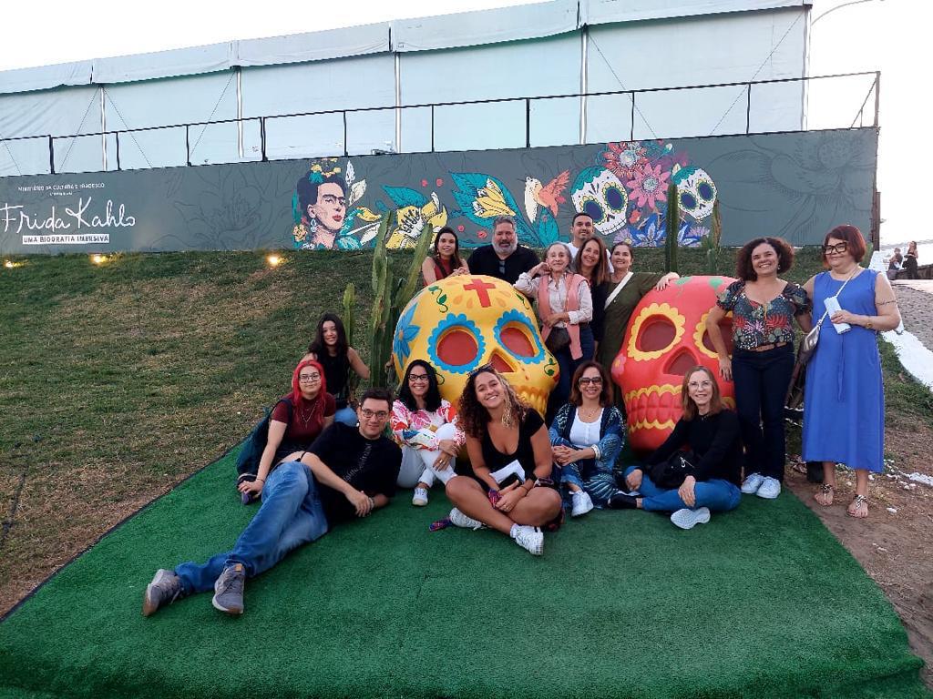 Integrantes da AMATRA1 e familiares vão à exposição sobre Frida Kahlo