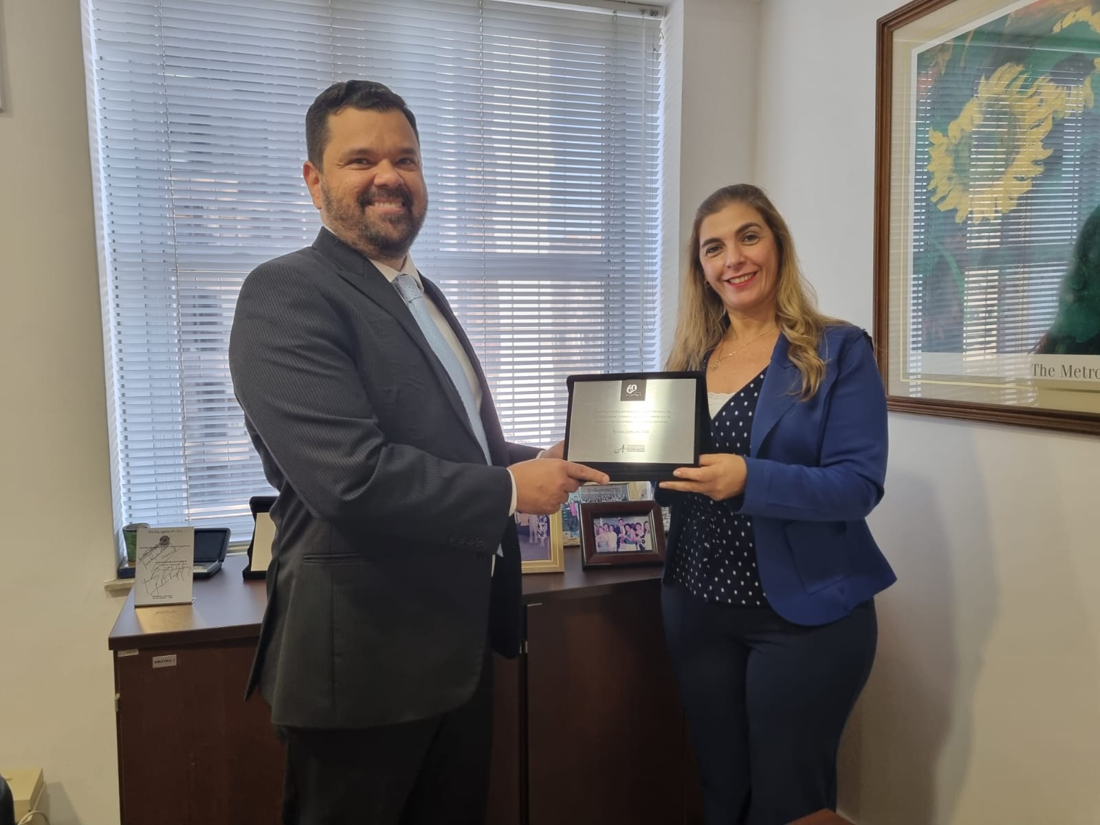 Luciana Conforti entrega placa comemorativa pelos 60 anos da AMATRA1