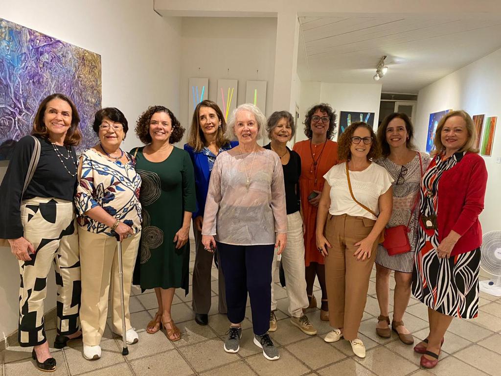 Associadas visitam coletiva de arte com obra da juíza artista Edna Kauss