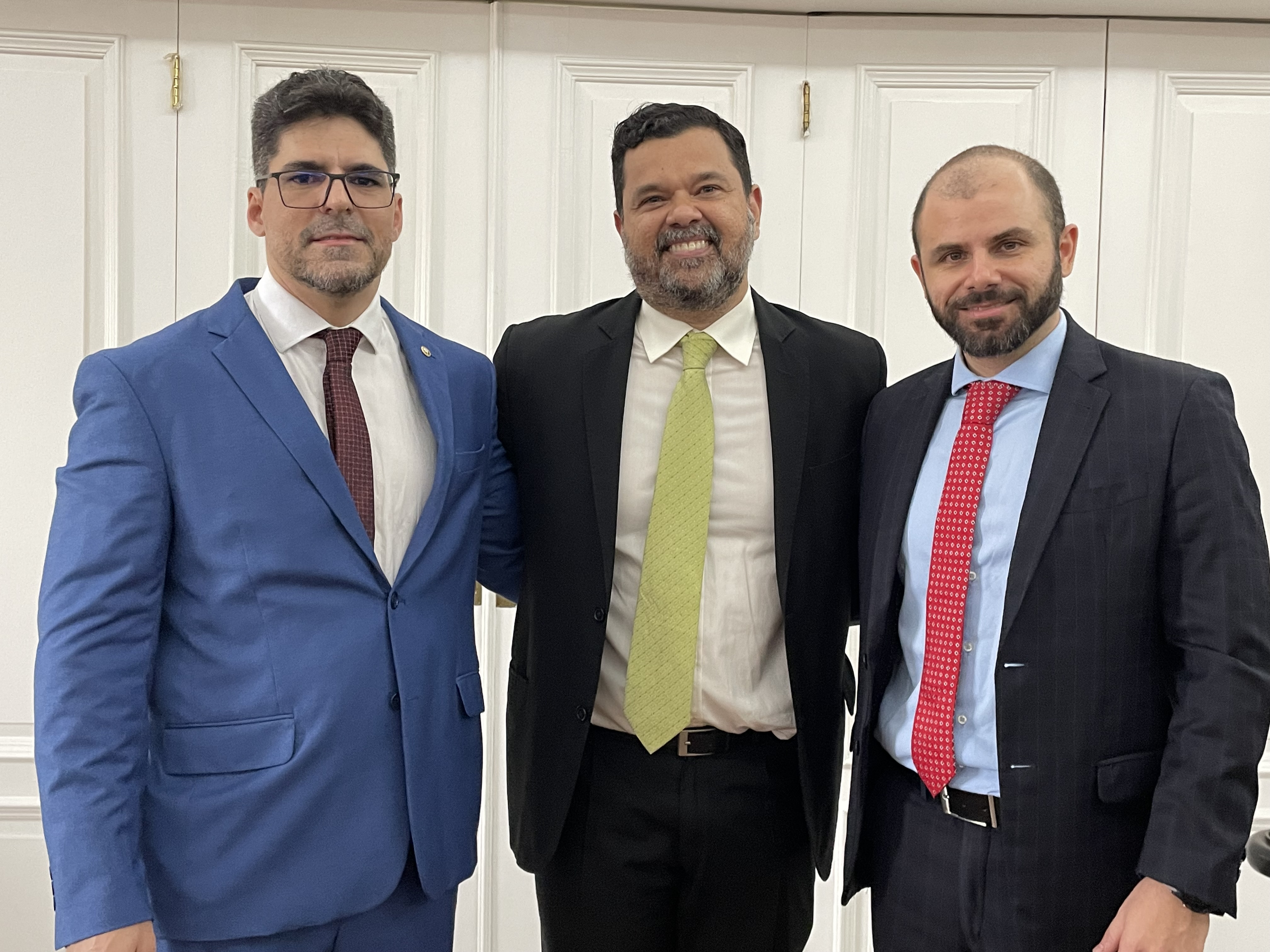 Juízes Munif Achoche e Bruno Macedo tomam posse como titulares