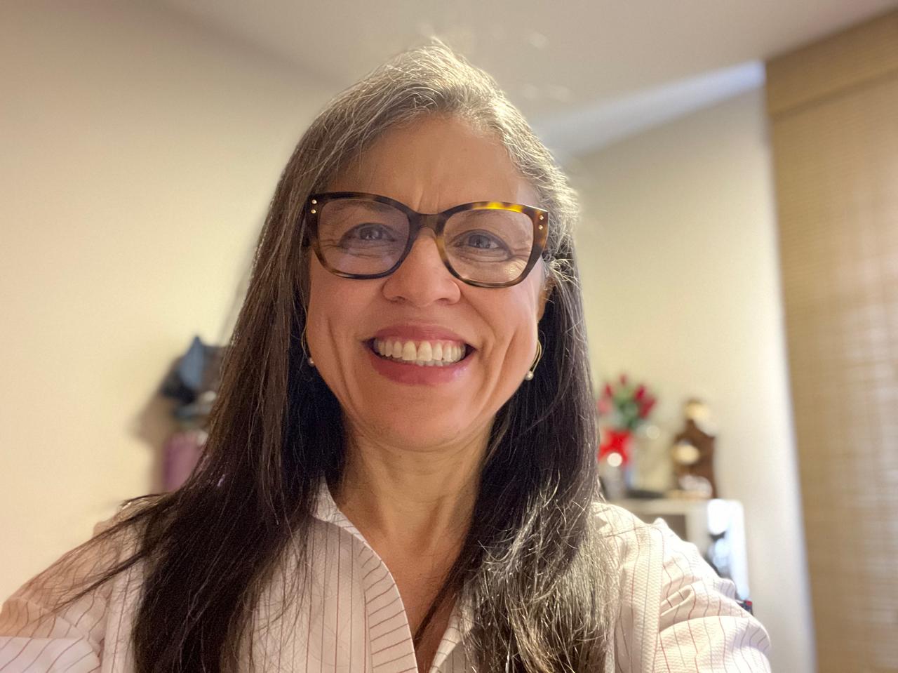 ‘Você é, acima e antes de tudo, humano’, diz Flávia Mendonça ao se aposentar