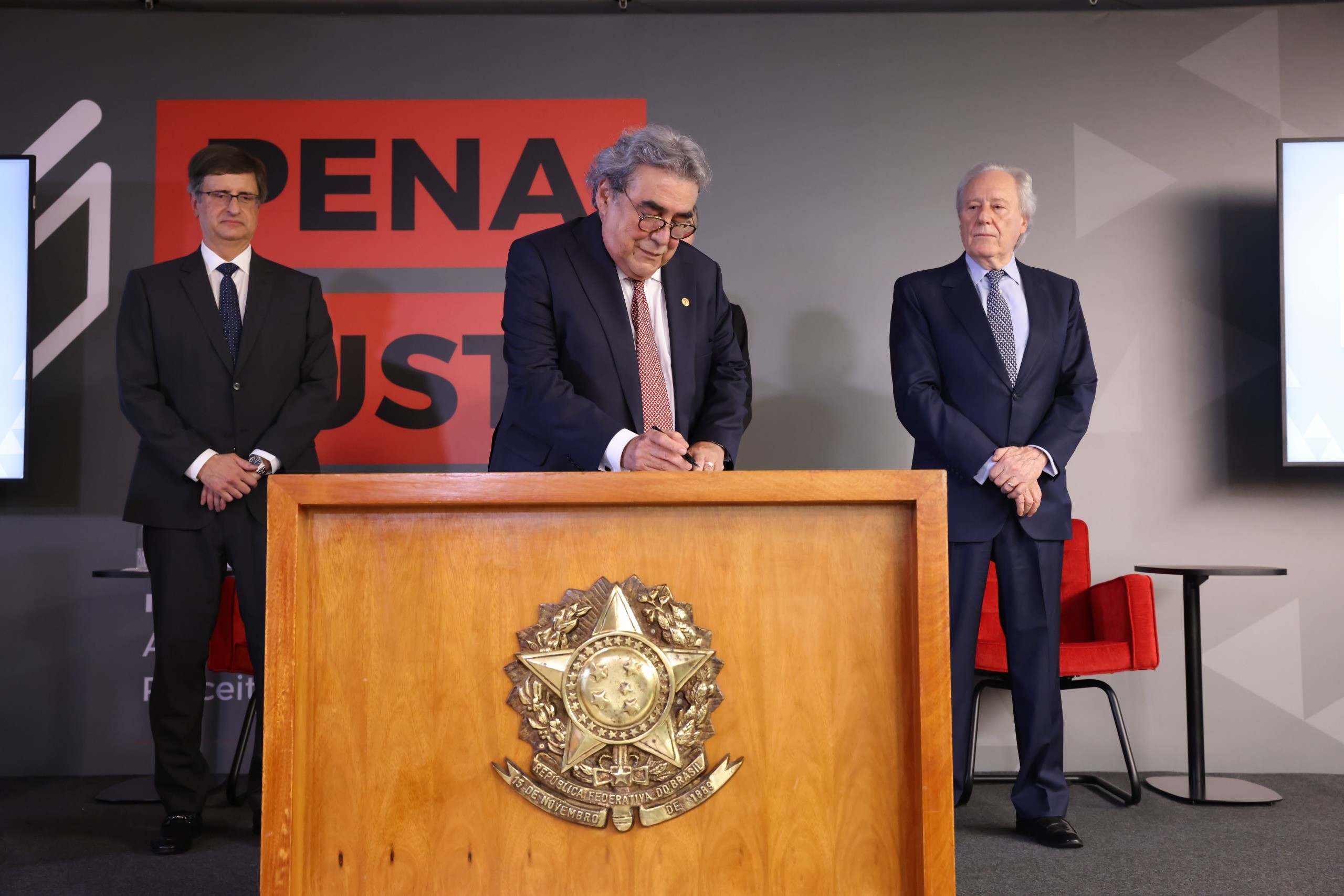 Felipe Vianna representa AMATRA1 e Anamatra em posse da OAB-RJ