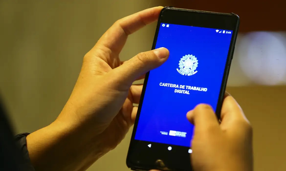 Dois terços dos brasileiros preferem vínculo formal, aponta Datafolha