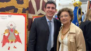 Rafael Pazos com a vice-presidente da ABAC e curadora da mostra, Célia Domingues