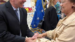 Rafael Pazos com a vice-presidente da ABAC e curadora da mostra, Célia Domingues